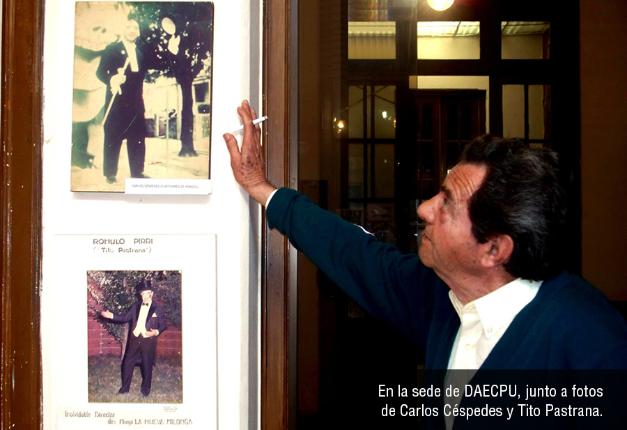 Carlos Soto en la sede de DAECPU junto a fotografías de Carlos Céspedes y Tito Pastrana.