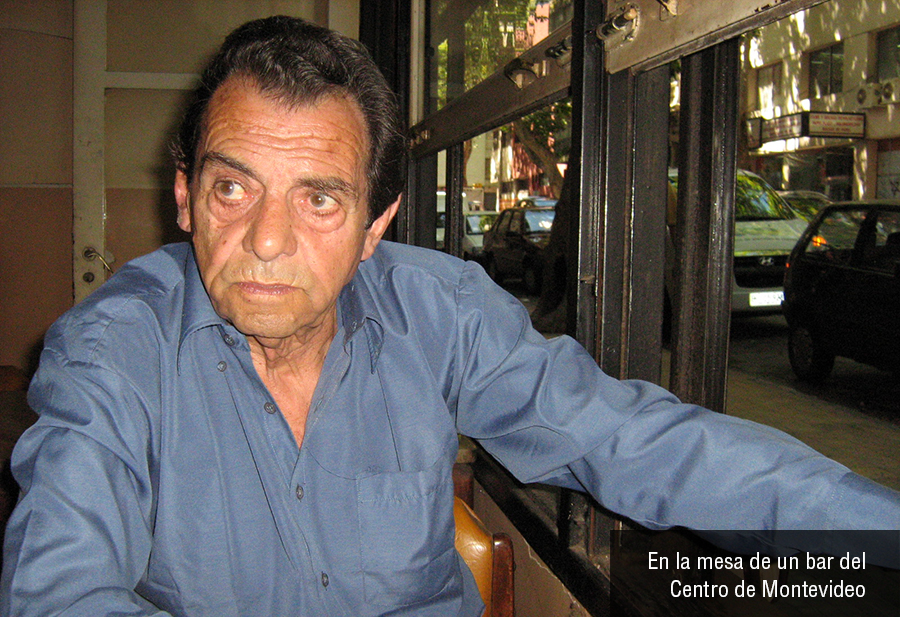 Carlos Soto en la mesa de un bar en el centro de Montevideo