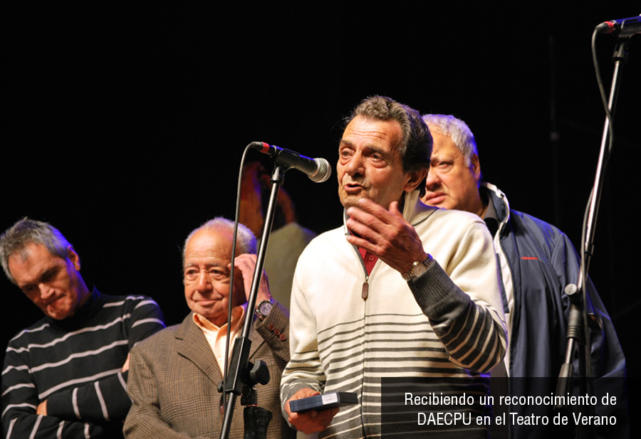 Soto recibiendo un reconocimiento de DAECPU en el Teatro de Verano