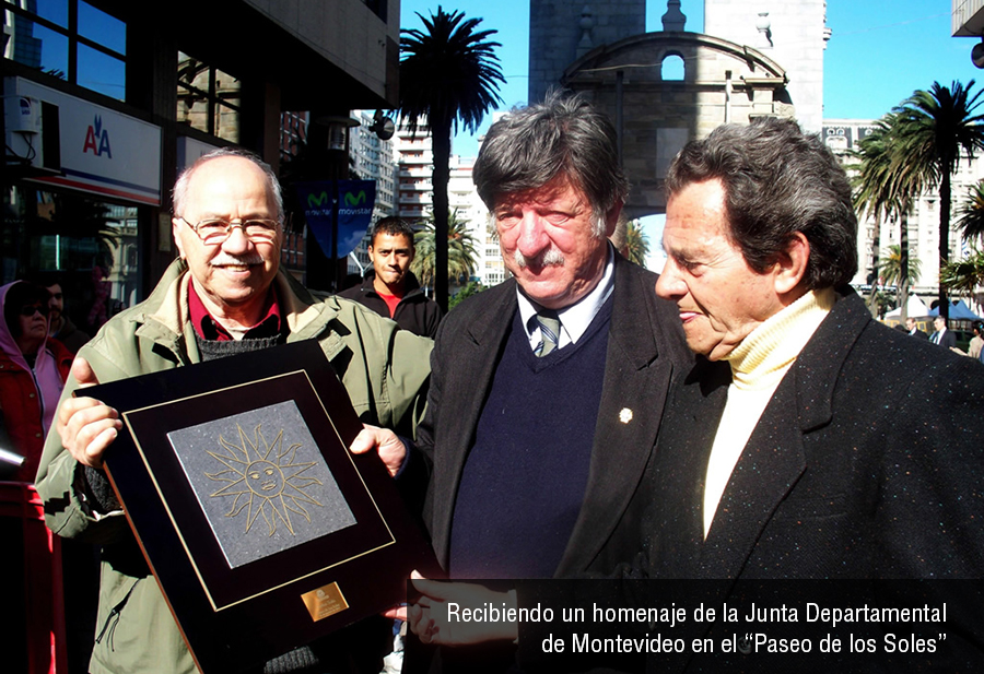 Soto recibiendo un homenaje de la Junta Departamental de Montevideo en el "Paseo de los Soles"