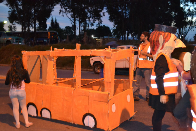 Vecinos del barrio con un carro armado por ellos prontos para salir por el corso barrial.