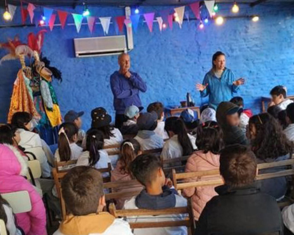 Alumnos tomando taller educativo en el Museo del Carnaval